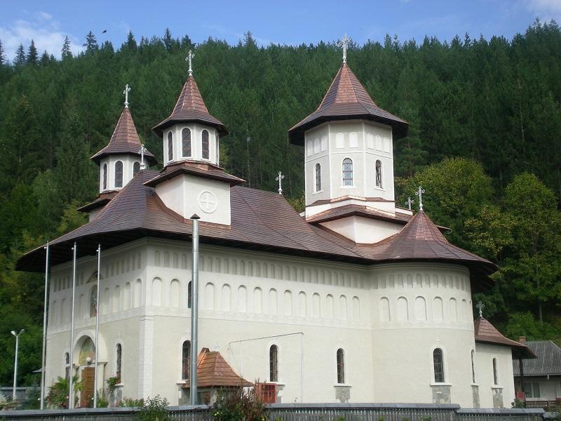 Biserica - vedere exterioară